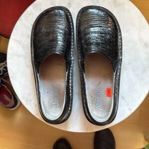 Allegra clogs. Shiny black pattern